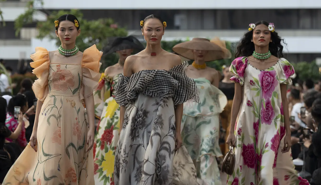 <p>Koleksi kali ini juga menampilkan hasil kolaborasi Edward Hutabarat dengan para produsen batik berkualitas dari Cirebon, Jawa Barat dan Pekalongan, Jawa Tengah, di antaranya adalah Nurcahyo, Warisan dan Trusmi. Presentasi koleksi dilakukan di Skydeck, lantai 3, Sarinah, Jakarta. / Foto: Adinda Tri Wardhani- Fimela.com</p>