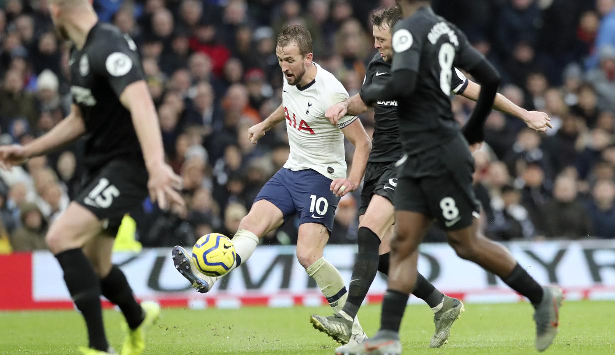Pemain Tottenham Hotspur, Harry Winks, berebut bola dengan pemain Brighton & Hove Albion, Aaron Mooy, pada laga Premier League 2019 di Stadion Tottenham Hotspur, Kamis (26/12). Tottenham menang 2-1 atas Brighton & Hove Albion. (AP/Petros Karadjias)