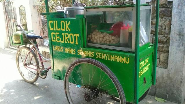 6 Tulisan Nyeleneh di Gerobak Cilok Ini Bikin Pembeli Jadi Salah Fokus