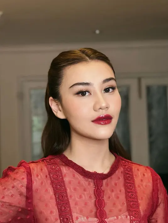 Potret close up penuh pesona dari Aaliyah Massaid dengan outfit merah dan pulasan lipstik glossy yang juga berwarna merah merona. [Foto: Instagram/aaliyah.massaid]