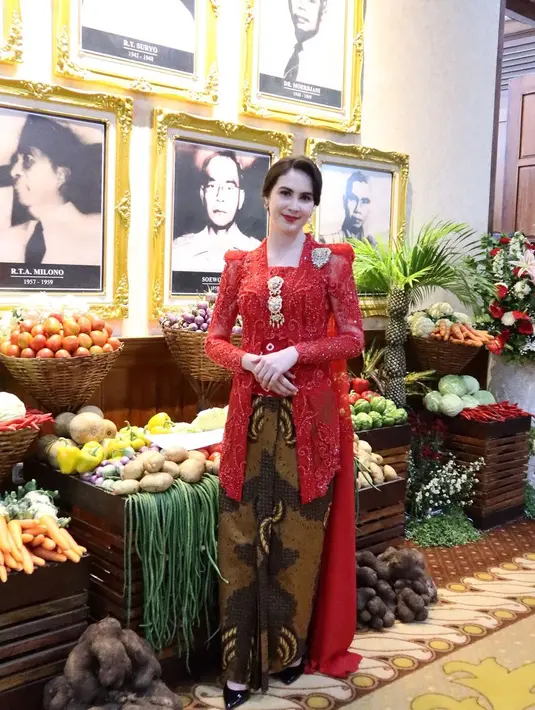 Potret penuh pesona Arumi Bachsin dibalut kebaya merah dengan bros emas di bagian panel tengah dan salah satu bahu. Padu padan dengan kain batik cokelat sempurna sebagai penampilan keseluruhan Arumi. [Foto: Instagram/arumibachsin_94]