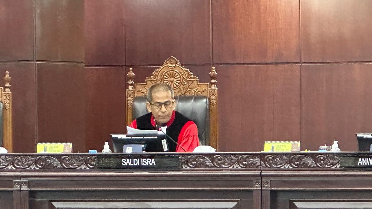 Hakim Konstitusi Saldi Isra saat sidang putusan uji materi UU Pemilu terkait batas usia capres-cawapres