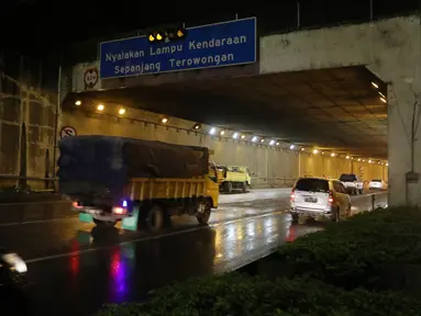 Sejumlah kendaraan melintasi ruas Tol JORR tepatnya di terowongan Pasar Rebo, Jakarta, Senin (29/2) malam. Kemacetan panjang terjadi sepanjang 15 kilometer arah ke Kampung Rambutan akibat jalan yang kembali berlubang. (Liputan6.com/Herman Zakharia)
