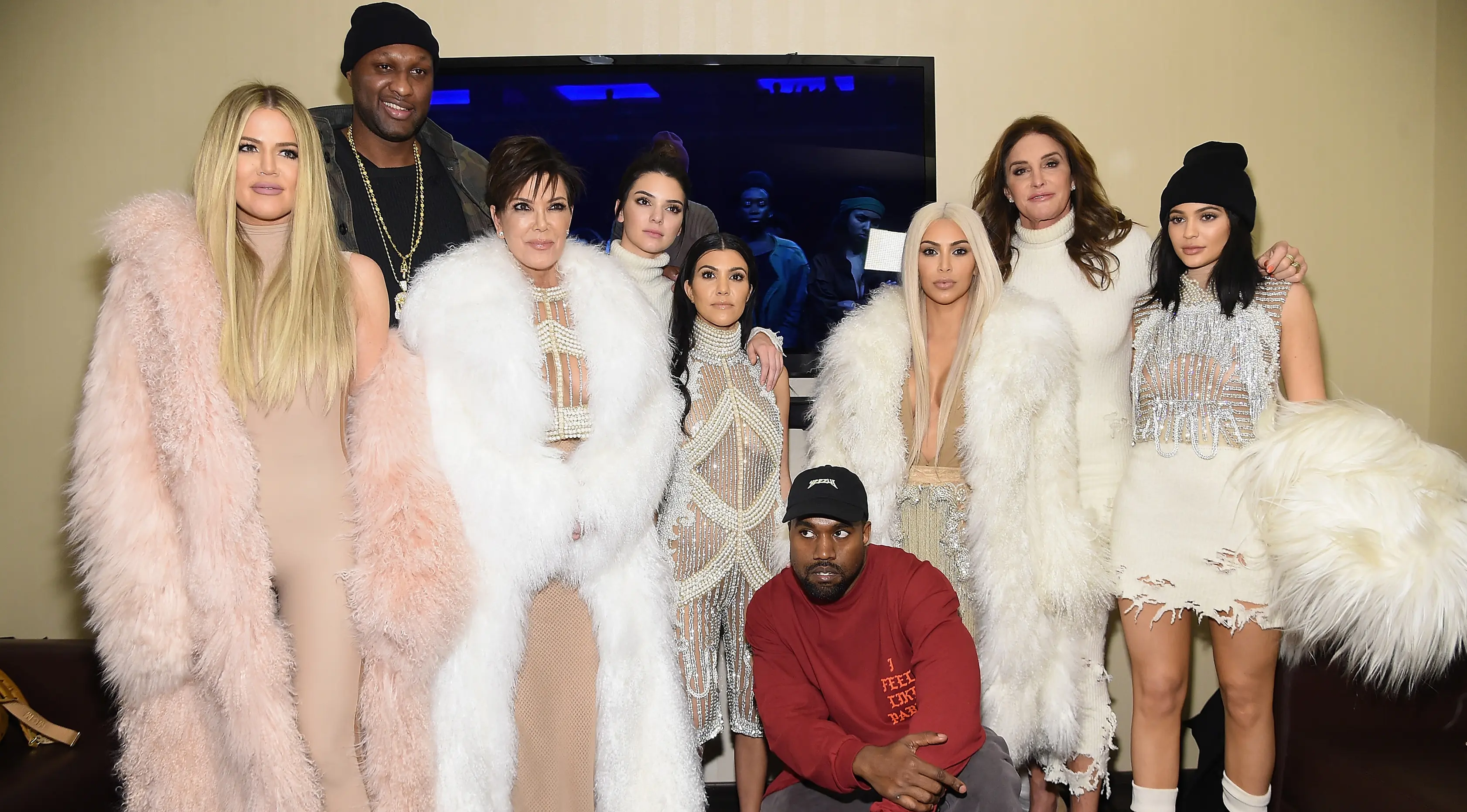 Khloe Kardashian, Lamar Odom, Kris Jenner, Kendall Jenner, Kourtney Kardashian, Kanye West, Kim Kardashian, Caitlin Jenner dan Kylie Jenner berfoto bersama pada ajang Yeezy Season 3 di New York, Kamis (11/2) (Jamie McCarthy/Getty Images/AFP)