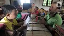Anak-anak berlatih bermain alat musik tradisional di Sanggar Nirmalasari, Cinere, Depok, Jawa Barat, Minggu (9/2/2020). Keberadaan sanggar yang diasuh Ki Asman Budi Prayitno hingga saat ini belum mendapat bantuan dana dari pemerintah pusat maupun daerah. (merdeka.com/Arie Basuki)
