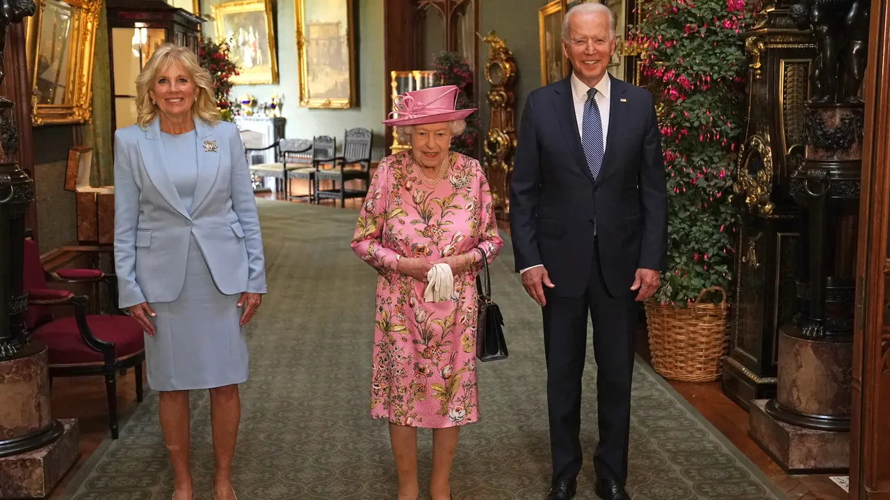 Jill Biden Daur Ulang Penampilan Saat Bertemu Ratu Elizabeth II