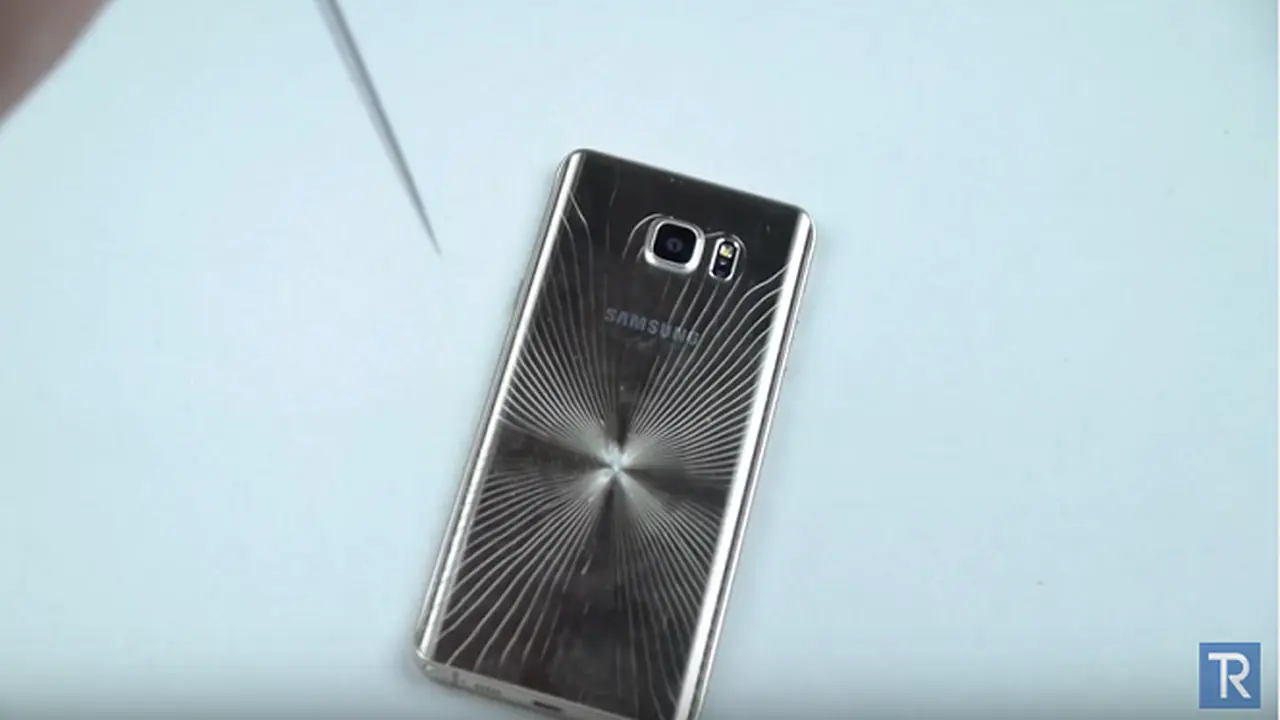 Samsung Galaxy Note 5 `Diganyang` Palu dan Pisau, Apa Jadinya?