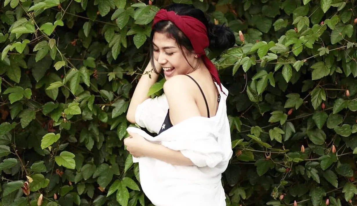 Delia Husein, namanya kini tengah menjadi sorotan lantaran perannya di film perdananya yang berjudul Benyamin: BiangKerok. Paras cantik Delia pun juga semakin tersorot, mengingat gayanya yang simple namun memukau. (Instagram/deliahusein)