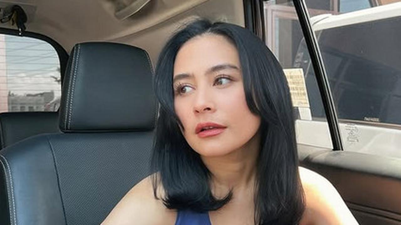 Potret Prilly Latuconsina Pakai Baju Biru Sambil Pose dengan Rambut Baru di Mobil, Cantiknya Disebut Gak Habis-habis