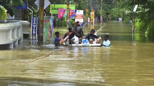 Banjir di negara bagian Kerala, India, menewaskan lebih dari 350 orang, dan menyebabkan jutaan orang mengungsi (AP Photo)