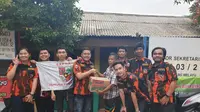 SAPMA Pemuda Pancasila (PP) Cabang Jakarta Timur menyerahkan bantuan bagi korban banjir di Kampung Bayur, Jakarta Timur, Selasa (7/1/2020). (Ist)