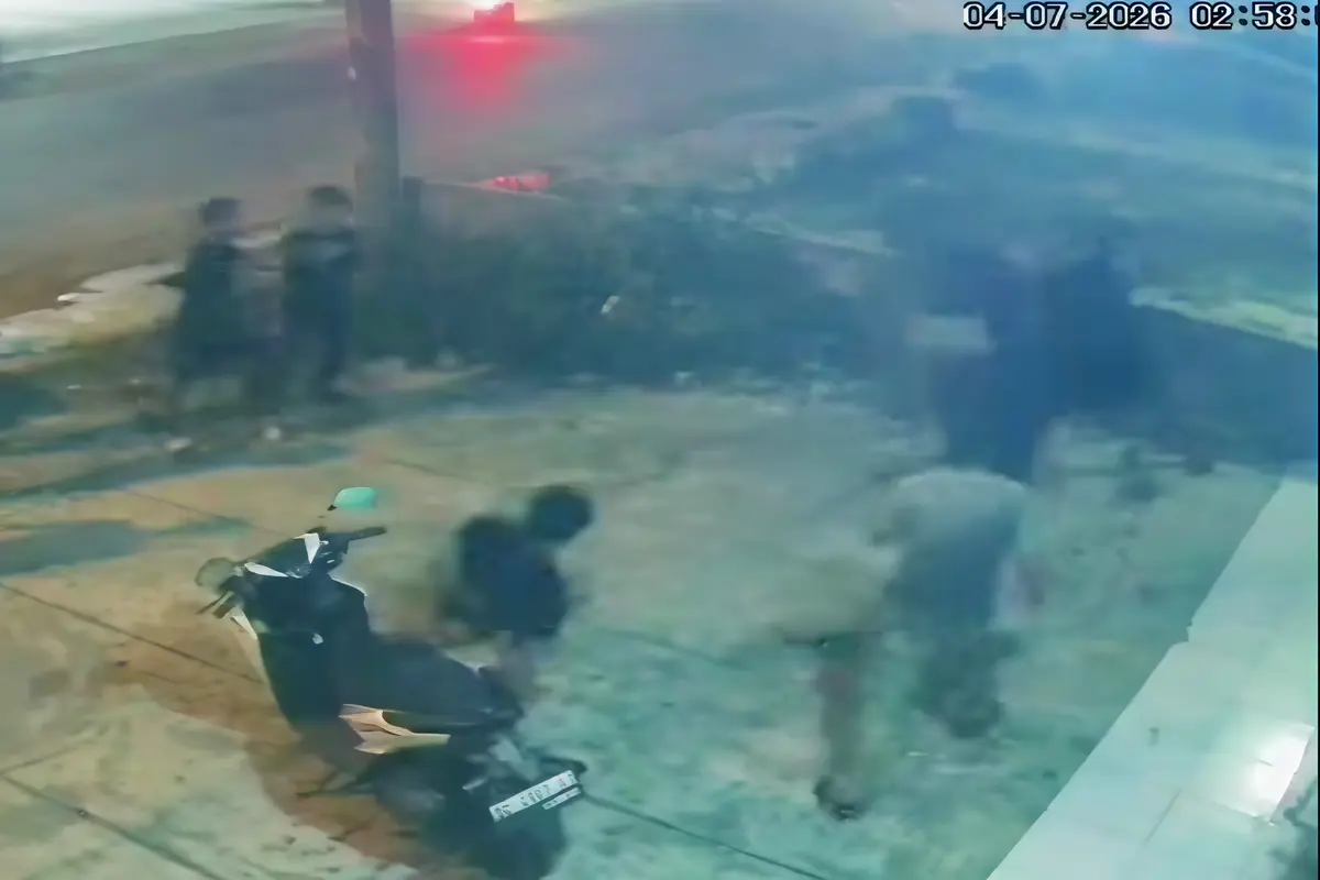Tangkapan layar saat insiden berdarah terjadi di depan tempat karaoke di Kota Mamuju.