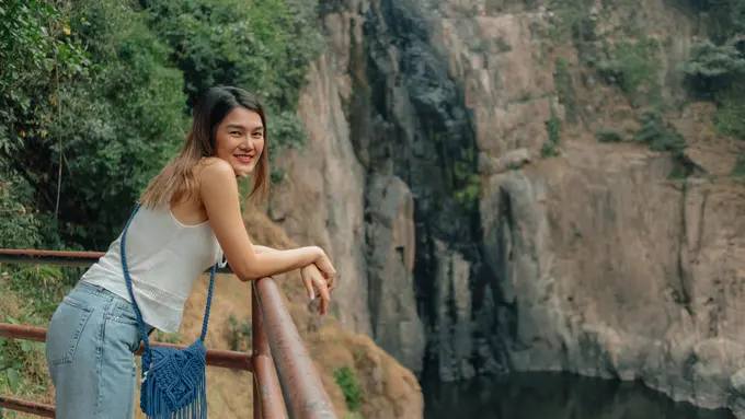 wanita oktober diajak ke alam