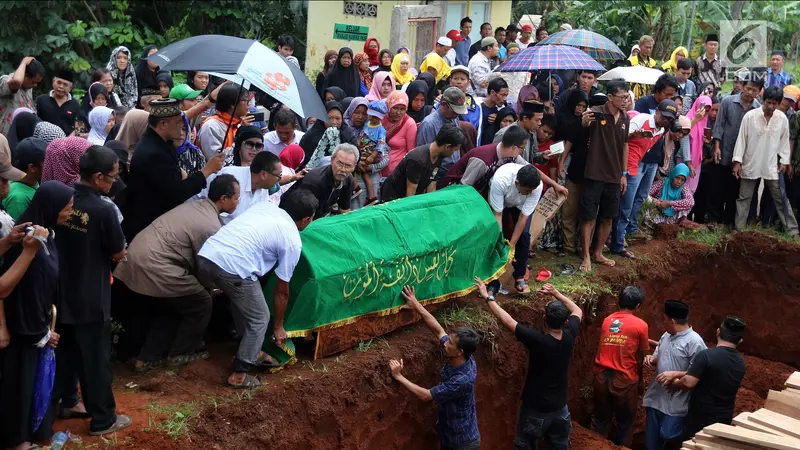 Duka Selimuti Penguburan Massal Korban Kecelakaan Tanjakan Emen