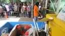 Pelaku perdagangan ilegal bibit lobster atau benur bersama barang bukti di perlihatkan di Polda Metro Jaya, Jakarta, Jumat (23/12). Polisi mengamankan 27.000 benur jenis pasir, 1.500 benur jenis mutiara, satu tabung oksigen. (Liputan6.com/Gempur M. Surya)