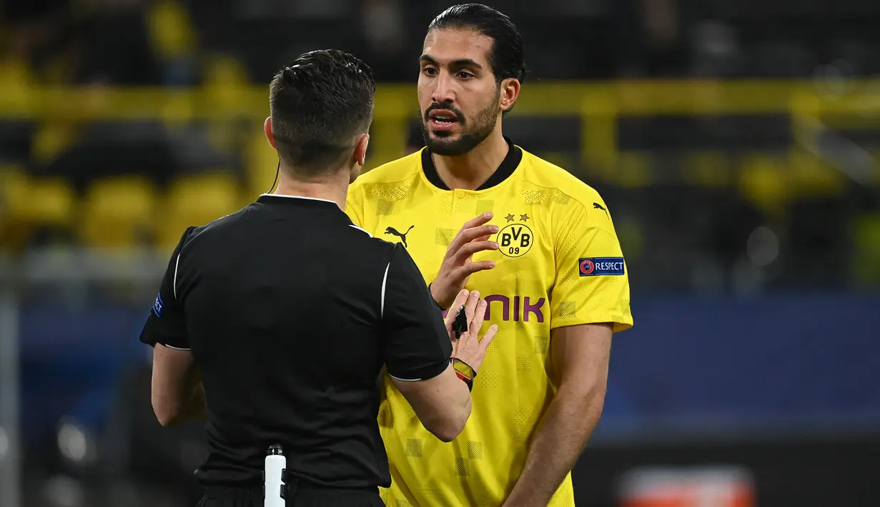Gelandang Borussia Dortmund, Emre Can berdebat dengan wasit Carlos del Cerro Grand yang memberi hukuman penalti dalam laga leg kedua perempatfinal Liga Champions 2020/2021 di Signal Iduna Park, Dortmund, Rabu (14/4/2021). Dortmund kalah 1-2 dari Manchester City. (AFP/Ina Fassbender/Pool)