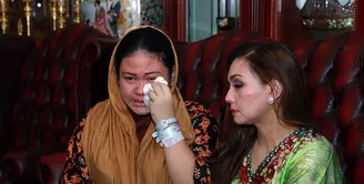 Nia Daniati terus menenangkan sang putri; Olivia Nathania untuk menerima kenyataan sang jabang bayi pergi untuk selamanya. (Deki Prayoga/Bintang.com)