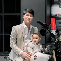 Potret Rizky Billar dan putranya (Instagram/rizkybillar).