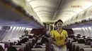Penampilan pramugari tersebut terlihat semakin menarik dan cantik dengan panduan kaos bola dan rok pendek, China, Senin (23/6/14). (REUTERS/Wong Campion)