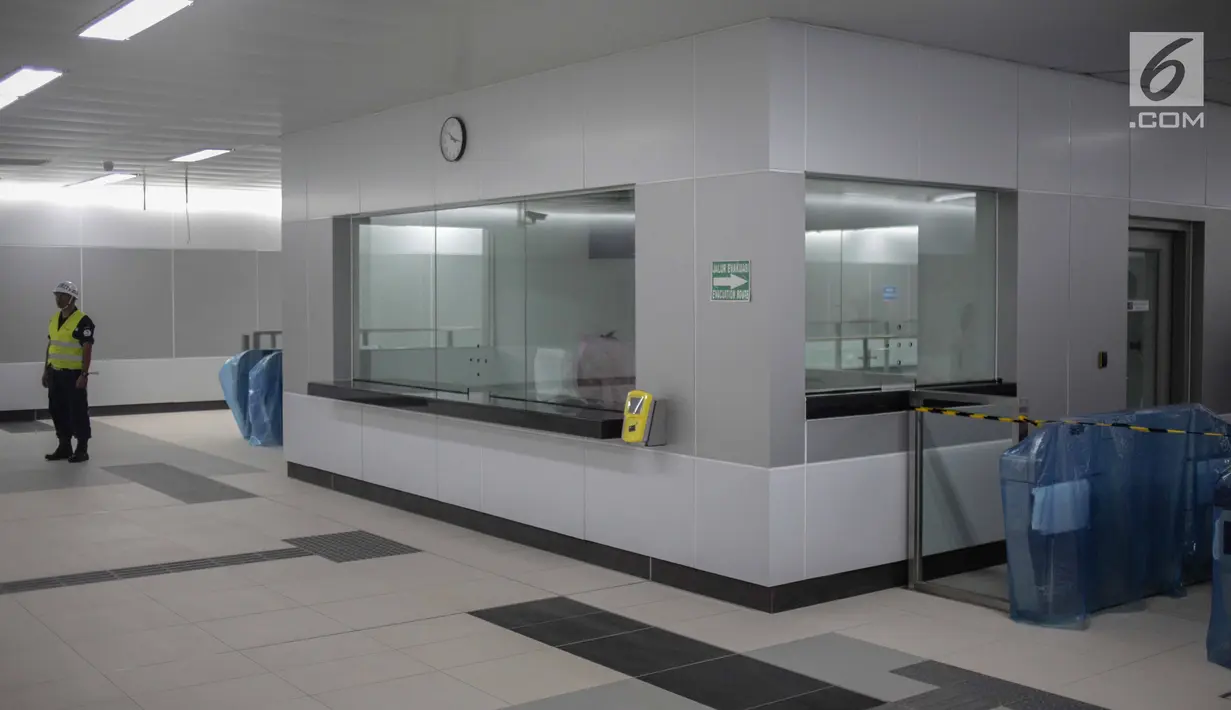 Petugas keamanan berjaga di Stasiun Mass Rapid Transit (MRT) Bundaran HI, Jakarta, Rabu (20/2). Hingga kini belum ditetapkan tarif untuk meniki MRT Jakarta. (Liputan6.com/Faizal Fanani)