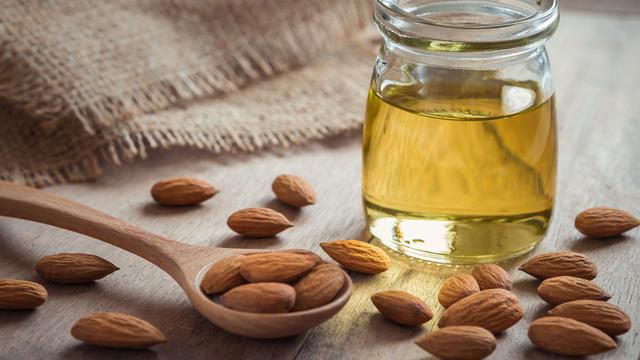 Manfaat Minyak Almond untuk Kecantikan Kulit (Amarita/Shutterstock)