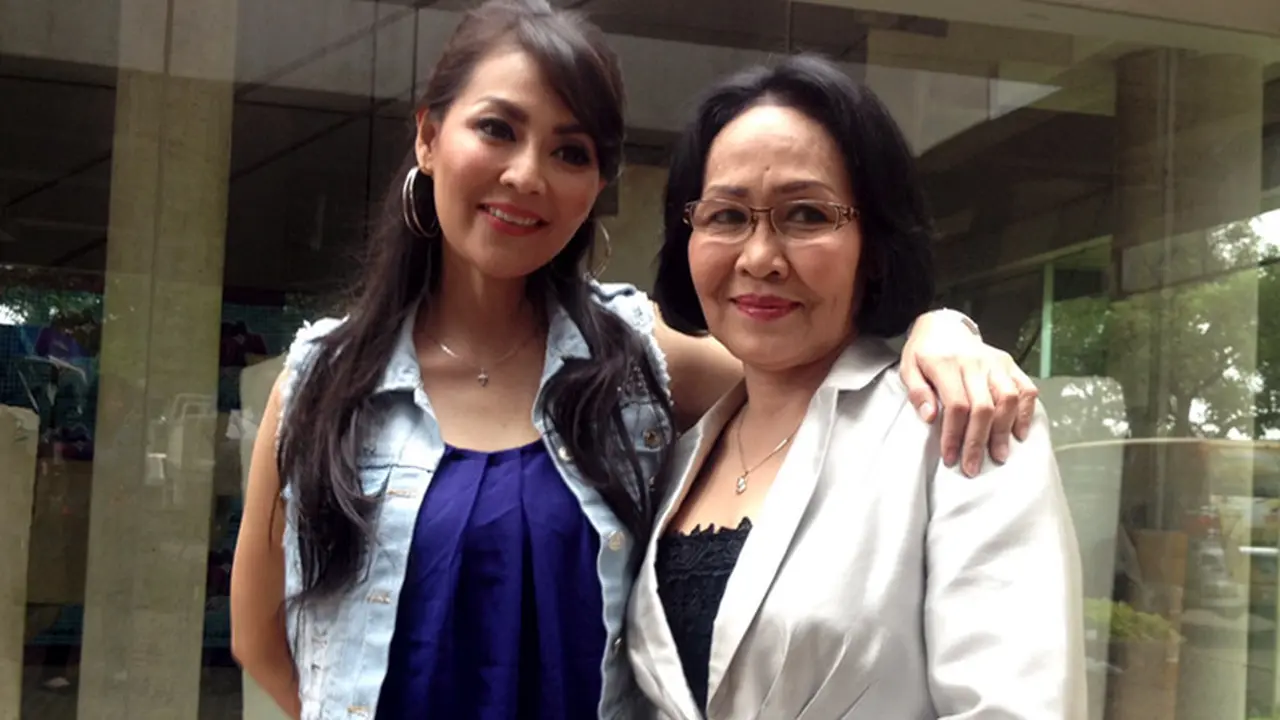Cerai dari Sandy Tumiwa, Tessa Kaunang Lebih Dekat dengan Ibu