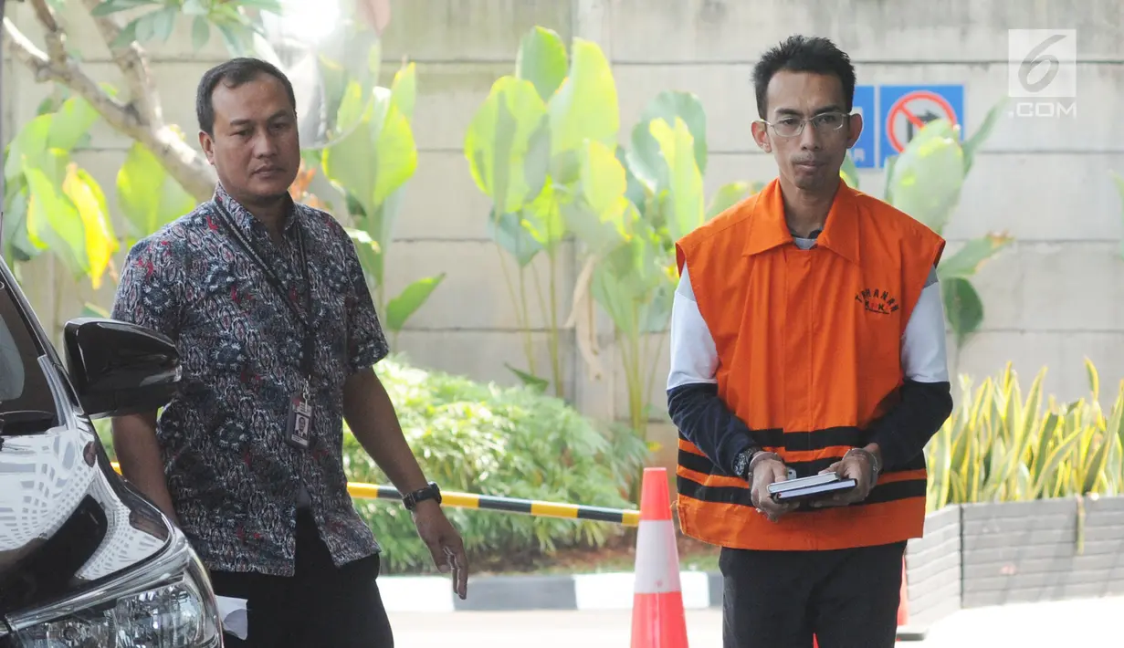 Mantan Kepala Seksi Intelejen dan Penindakan Kantor Imigrasi Kelas I Mataram Yusriansyah Fazrin tiba di Gedung KPK, Jakarta, Rabu (3/7/2019). Fazrin diperiksa sebagai tersangka dugaan suap penanganan perkara penyalahgunaan izin tinggal WNA di lingkungan Kantor Imigrasi NTB. (merdeka.com/Dwi Narwoko)