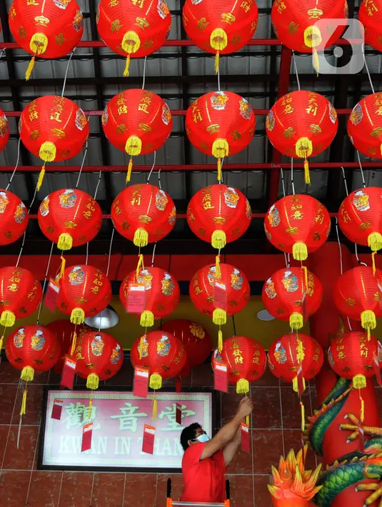 Warga  memasang lampion di Vihara Kwan In Thang, Pondok Cabe, Tangerang Selatan, Banten, Rabu (19/1/2022). Pemasangan lampion dalam rangka menyambut Tahun Baru Cina atau Imlek 1 Februari besok. (merdeka.com/Arie Basuki)