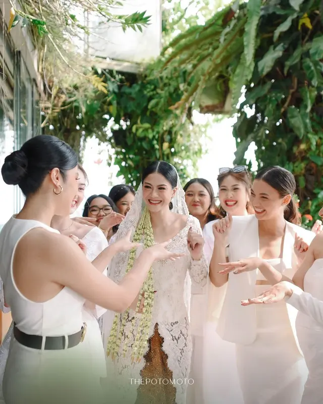 9 Potret pernikahan Hana Saraswati dan Justin Harijawan, penuh keharuan dan kebahagiaan