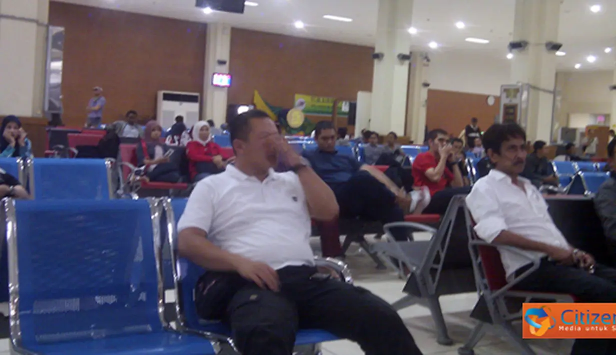 Penumpang Lion Air jt 0396 jurusan Jakarta-Medan-Banda Aceh mengalami keterlambatan akibat salah seorang pramugarinya sakit. 