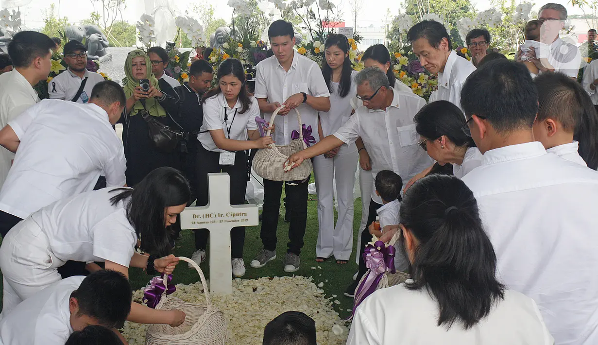 Keluarga besar menaburkan bunga di pusara Chairman dan Founder Grup Ciputra Dr (HC), Almarhum Ir. Ciputra di pemakaman keluarga, Jonggol, Bogor, Kamis (5/12/2019). Ciputra meninggal dunia dalam usia 88 tahun di rumah sakit di Singapura pada 27 November 2019 lalu. (Liputan6.com/Herman Zakharia)