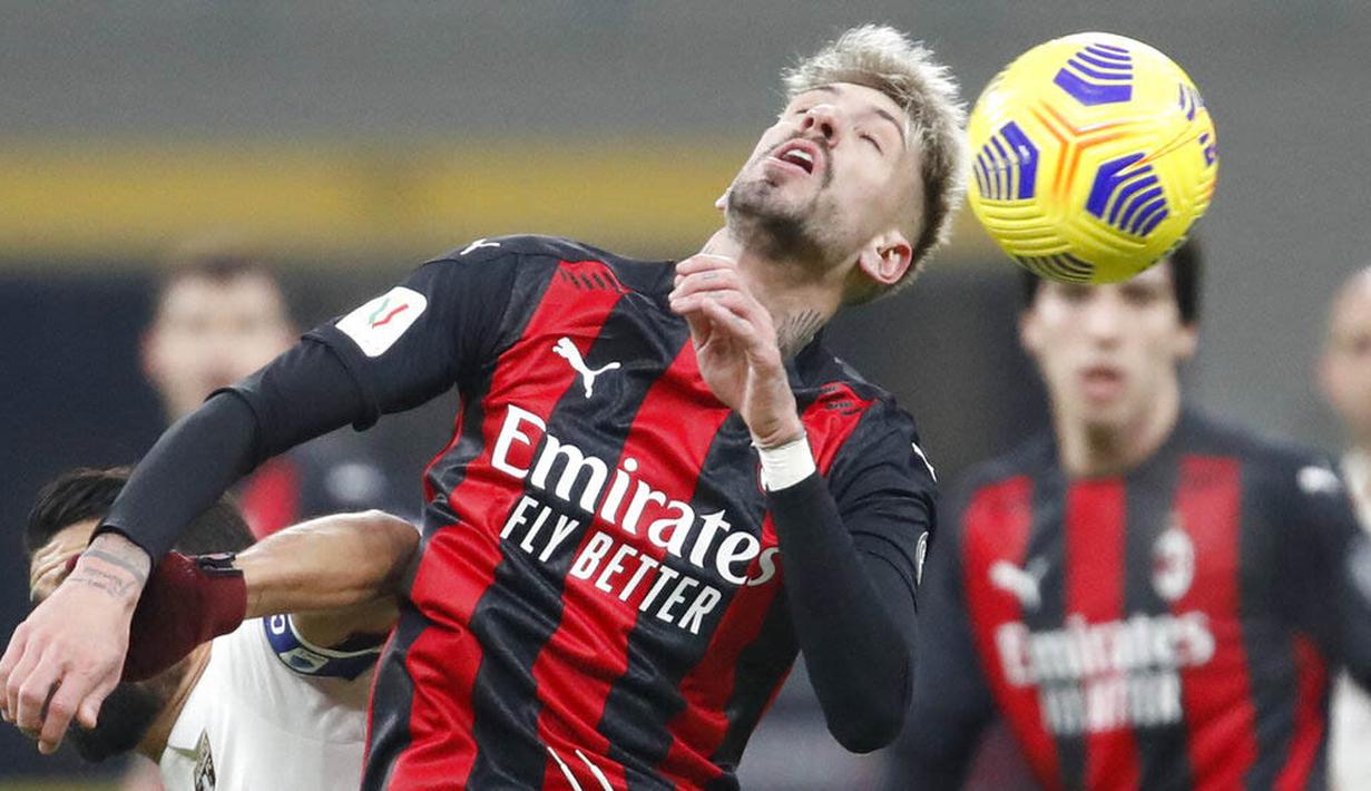 Pemain AC Milan, Samu Castillejo, menyundul bola saat melawan Torino pada laga Coppa Italia di Stadion San Siro, Selasa (12/1/2021). AC Milan menang adu penalti dengan skor 5-4. (AP/Antonio Calanni)