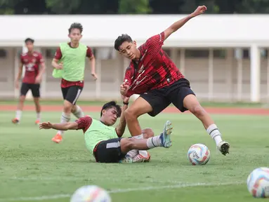 Timnas Indonesia U-19 yang dipersiapkan untuk ajang Piala AFF U-19 2024 terus menggeber pemusatan latihan dalam seminggu terakhir. Terkini, pasukan Indra Sjafri menggelar latihan di Stadion Madya, Senayan, Jakarta, Senin (1/7/2024). Saat ini skuad Garuda Muda diisi oleh 33 nama yang akan disusutkan menjadi 23 sebagai skuad akhir yang akan didaftarkan dalam turnamen yang akan berlangsung mulai 17 hingga 29 Juli 2024 di Surabaya. Satu pemain yang masih ditunggu kehadirannya adalah Jens Raven, pemain keturunan Belanda yang baru saja menyandang predikat WNI. (Bola.com/M Iqbal Ichsan)