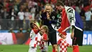 Pemain depan Kroasia, Mario Mandzukic (kanan) menyapa anak Ivan Perisic, Leonardo (kiri) dan Manuela (dua kiri) usai laga semifinal Piala Dunia 2018 antara Kroasia dan Inggris di Stadion Luzhniki, Moskow, Rabu, Rabu (11/7). (AFP PHOTO/YURI CORTEZ)