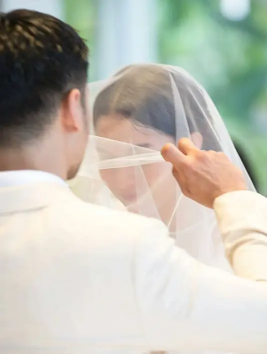 "Malam pertama kita setelah pemberkatan selesai ..rasa seneng ,haru bercampur aduk semua .. bahagia yang luar biasa karena semua berjalan dengan lancar ,puji TUHAN !!," tulis Chicco sebagai keterangan foto. (Instagram/chicco.jerikho)