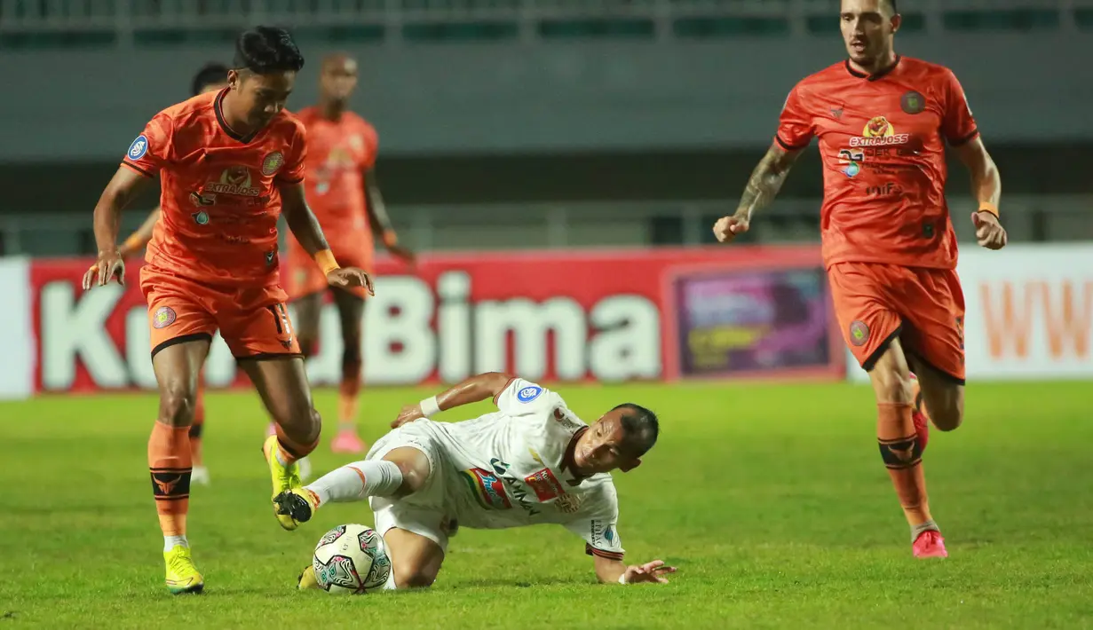 Riko Simanjuntak. Pemain Persija Jakarta berusia 29 tahun ini memiliki nilai pasar Rp.4,78 miliar. Total telah tampil 4 kali dalam 6 laga di BRI Liga 1, ia berhasil menyumbang 1 gol untuk Macan Kemayoran. (Bola.com/M. Iqbal Ichsan)