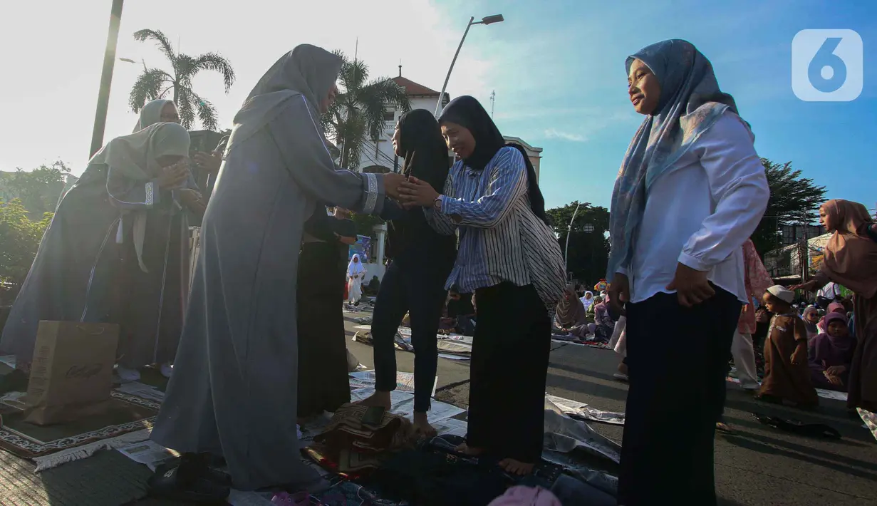 Idul Fitri menjadi momentum untuk bersilaturahmi dan saling bermaafan. (Liputan6.com/Angga Yuniar)