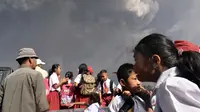 Anak-anak menaiki mobil saat terjadi erupsi Gunung Sinabung di sekolah dasar Sipandak di desa Tiga Pancur di Karo, Sumatra Utara (19/2). Gunung Sinabung aktif kembali tahun 2010 untuk pertama kalinya dalam 400 tahun terakhir. (AFP Photo/Anto Sembiring)