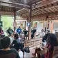 Melalui diskusi bertajuk Jawa, Seni, dan Kesemestaan di Studio Rumah Budaya  sesi II di Babaran Bantul, Jumat (22/3/2024), pegiat budaya Jawa Hangno Hartono kembali membedah dunia pewayangan yang bernilai universal.