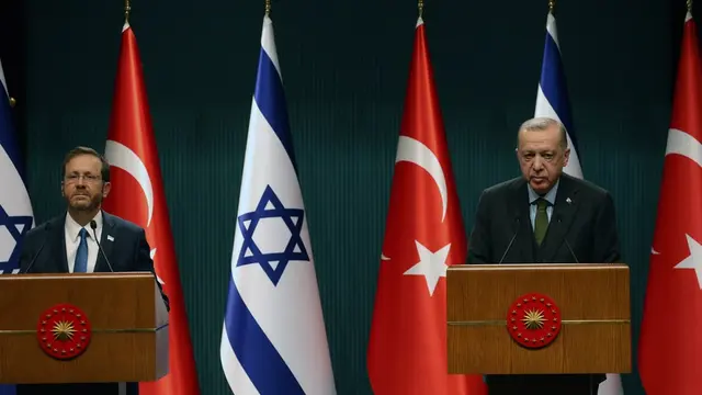 Presiden Turki Recep Tayyip Erdogan (kanan) dan Presiden Israel Isaac Herzog.