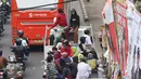 Pelajar menumpang truk terbuka yang melintas di kawasan Lenteng Agung, Jakarta, Senin (8/4). Perilaku buruk tersebut membahayakan keselamatan diri mereka dan pengguna jalan lain. (Liputan6.com/Immanuel Antonius)