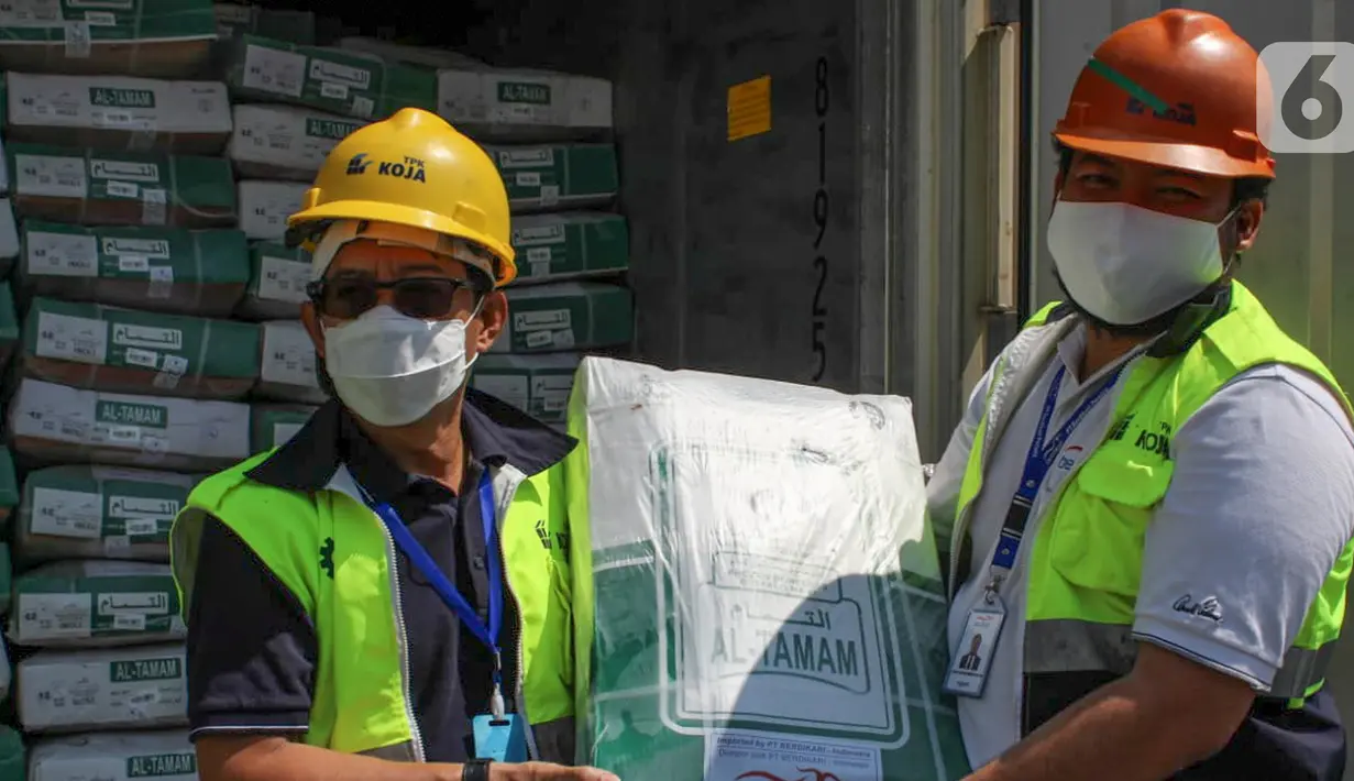 Direktur Operasional PT Berdikari (Persero) Muhammad Hasyim (kiri) dan Manager Pengembangan Bisnis Putra Wahyu (kanan) menerima pengiriman perdana 672 ton daging kerbau impor dari India di pelabuhan Tanjung Priok Jakarta, Sabtu (30/5/2020). (Liputan6.com/HO/Ady)