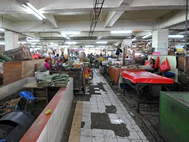 Kegiatan perdagangan di Pasar Minggu, Jakarta masih terbilang sepi pengunjung, Rabu (22/7/2015). Hari ke-5 pasca Lebaran, aktivitas perdagangan di pasar tradisional belum kembali normal. (Liputan6.com/Yoppy Renato)