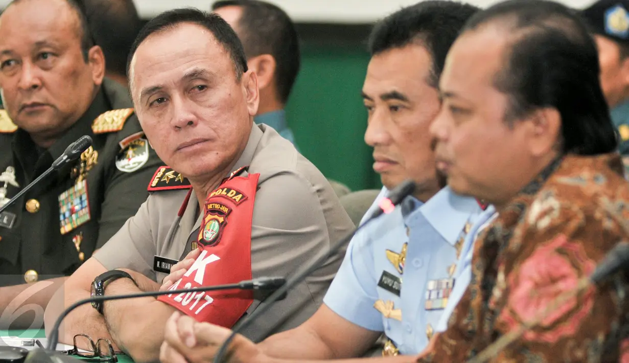 Kapolda Metro Jaya Irjen M Iriawan menyimak Ketua KPU DKI Sumarno dalam konferensi pers terkait pelaksanaan Pilkada DKI 2017 di Makodam Jaya, Senin (13/2). Hadir pula Pangdam Jaya Mayjen Teddy Lhaksmana dan Bawaslu DKI. (Liputan6.com/Yoppy Renato)