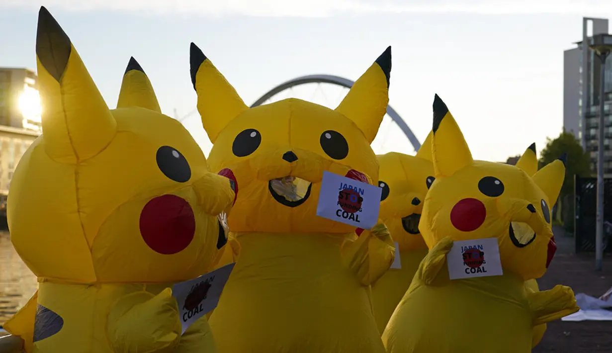 Aktivis berpakaian Pokemon Pikachu saat memprotes dukungan Jepang terhadap industri batu bara dekat KTT Iklim PBB COP26 di Glasgow, Skotlandia, 4 November 2021. KTT ini mengumpulkan para pemimpin dunia untuk menjabarkan visi mereka dalam mengatasi pemanasan global. (AP Photo/Alberto Pezzali)