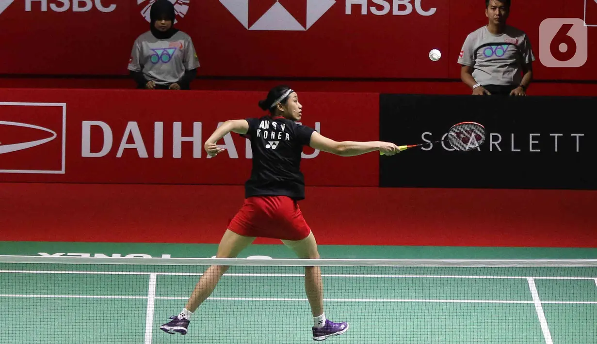 Pebulu tangkis tunggal putri Korea Selatan, An Se Young mengembalikan kok ke arah Carolina Marin dari Spanyol pada laga final Indonesia Masters 2023 di Istora Senayan, Jakarta, Minggu (29/1/2023). An Se Young berhasil menjadi juara di nomor tunggal putri Indonesia Masters 2023 usai mengalahkan Carolina Marin di final dengan skor 18-21, 21-18, dan 21-13. (Liputan6.com/Herman Zakharia)