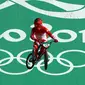 Aksi Toni Syarifudin saat bertanding pada perempat final balap sepeda BMX Olimpiade 2016 di Rio de Janeiro, (18/8).  Toni mengalami kecelakaan saat melakukan lompatan di run kedua. (Foto/Carlos Pardede)