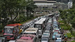 Kendaraan terjebak macet satu arah di Jalan Sudirman - MH Thamrin ketika berlangsungnya aksi peringatan Hari Buruh 2019 di kawasan Bundaran HI, Jakarta, Rabu (1/5/2019). Kemacetan lalulintas ini diakibatkan aksi buruh yang bergerak menuju Istana Negara. (Liputan6.com/Johan Tallo)