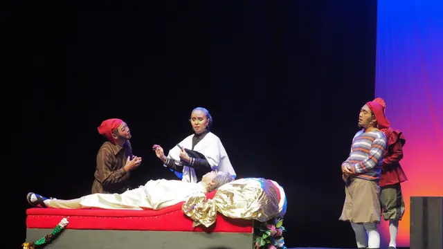 Para Pensiun 2049, Pertunjukan Teater yang Angkat Kegelisan Akan Keganasan Korupsi