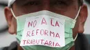 Seorang pria yang mengenakan masker dengan teks bertuliskan "Tanpa Reformasi Pajak" dalam bahasa Spanyol melakukan aksi unjuk rasa memprotes reformasi pajak yang diusulkan pemerintah, di ibu kota Kolombia, Bogota, pada Rabu (28/4/2021). (AP Photo/Fernando Vergara)